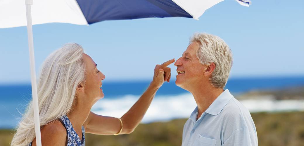 Ein Bad in der Sonne sorgt für gute Laune und flutet unseren Körper mit Glückshormomen. Zudem sorgt Sonnenlicht für die Bildung von Vitamin D.