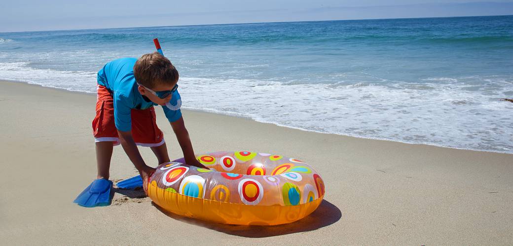 Der Gang ins Wasser kühlt, aber UV-Schutz benötigen sie trotzdem. Immer dran denken: Sonnencreme auch beim Baden auftragen.