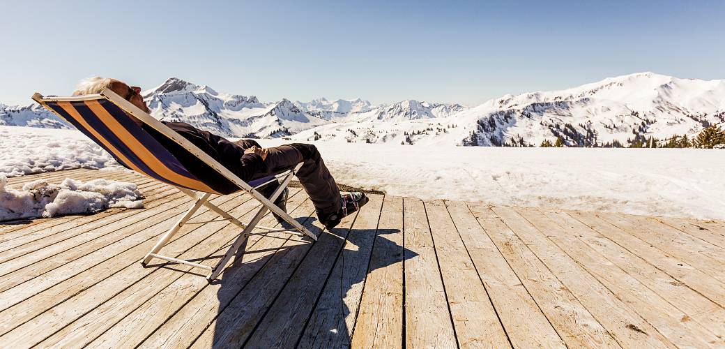 Wer bekommt bei so einem Anblick nicht Fernweh!? Man sieht den blauen Himmel, die Sonne und schon will man weg. Aber lassen sie sich besonders in den Bergen nicht täuschen: Auch wenn sie scheinbar frieren, die UV-Strahlen sind trotzdem da.